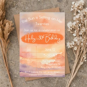 Könnte beinhalten: Eine rechteckige Geburtstagseinladungskarte mit einem Sonnenuntergangshintergrund mit orangefarbenen, rosafarbenen und violetten Wolken. Der Text lautet: The Sun is Setting on Her Twenties, Join us for a celebration of Haley's 30th Birthday, June 12, 5:00 PM.