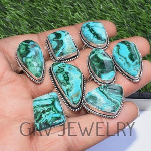 Op de afbeelding: Acht zilveren ringen met groene en blauwe chrysocolla edelstenen. De ringen zijn in verschillende vormen en maten.
