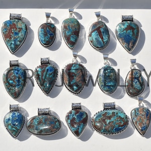 Peut inclure: Une collection de 15 pendentifs en pierres turquoise et brun avec des montures en argent. Les pendentifs sont de formes et de tailles différentes, mais ils ont tous une palette de couleurs similaire. Ils seraient un excellent ajout à toute collection de bijoux.