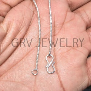 Puede incluir: Un collar de cadena de plata con un cierre de langosta y un cierre de figura ocho. La cadena est&aacute; hecha de peque&ntilde;os eslabones redondos.
