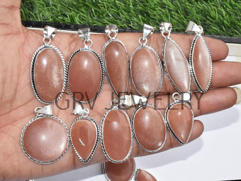 Puede incluir: Una colecci&oacute;n de diez colgantes de piedra de sol plateados con una variedad de formas y tama&ntilde;os. Los colgantes est&aacute;n todos engastados en plata y tienen un aspecto natural y crudo.