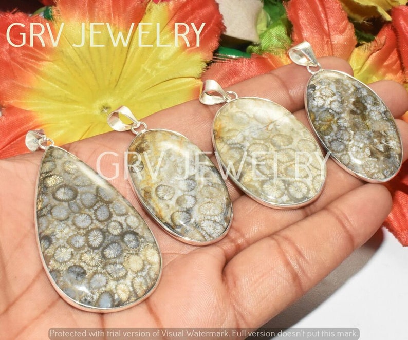 Puede incluir: Cuatro colgantes de plata con inserciones de piedra de coral fosilizado. Las piedras son de color marr&oacute;n claro con un patr&oacute;n blanco y gris. Los colgantes son todos de diferentes formas y tama&ntilde;os.