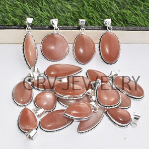 Puede incluir: Una colecci&oacute;n de 14 colgantes de plata con piedras preciosas de piedra de sol naranja de diferentes formas y tama&ntilde;os.