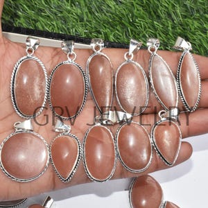 Puede incluir: Una colecci&oacute;n de 10 colgantes de piedra de sol plateados, con una variedad de formas y tama&ntilde;os. Los colgantes est&aacute;n todos engastados en plata y tienen un acabado pulido. La piedra de sol es de un hermoso color naranja-marr&oacute;n con un efecto brillante.