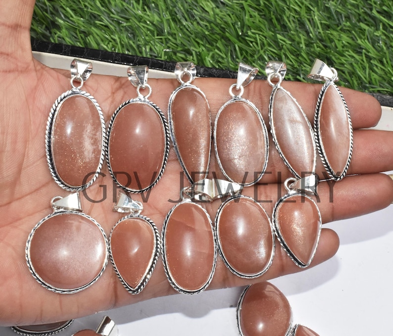 Puede incluir: Una colecci&oacute;n de 10 colgantes de piedra de sol plateados, con una variedad de formas y tama&ntilde;os. Los colgantes est&aacute;n todos engastados en plata y tienen un acabado pulido. La piedra de sol es de un hermoso color naranja-marr&oacute;n con un efecto brillante.