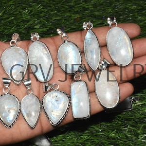 Puede incluir: Una colección de 10 colgantes de piedra lunar blanca y plata. Los colgantes son de varias formas y tamaños, incluyendo ovalados, en forma de lágrima y rectangulares. La piedra lunar es iridiscente y tiene un color blanco lechoso.