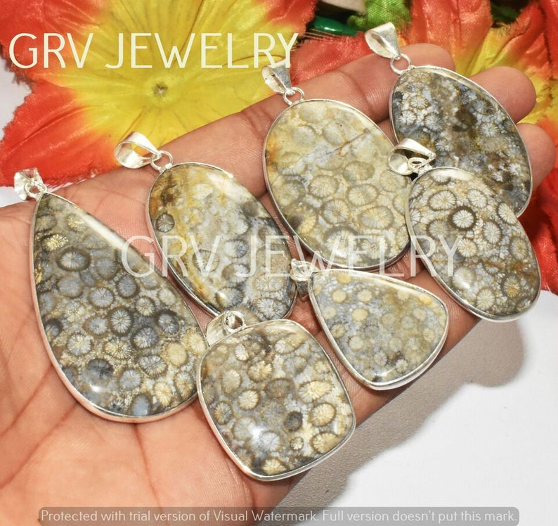 Puede incluir: Seis colgantes de plata con piedra de coral fosilizado en tonos grises y marrones. Los colgantes son de forma ovalada, de l&aacute;grima y rectangular.