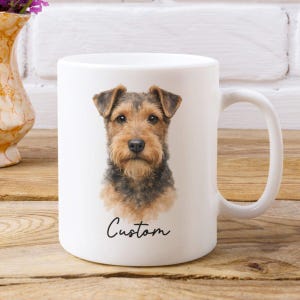 Peut inclure: Un mug en céramique blanche orné d'une illustration détaillée d'un chien terrier brun et noir sur le devant. Sous le portrait du chien, le mot Custom est imprimé en écriture cursive noire. Le mug possède une anse standard et une finition lisse.