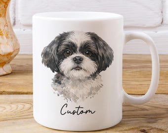 Op de afbeelding: Een witte keramische mok met een gedetailleerde aquarelillustratie van een zwart-witte Shih Tzu hond op de voorzijde. Onder het hondenportret staat het woord Custom gedrukt in een zwart cursief lettertype. De mok heeft een handvat.