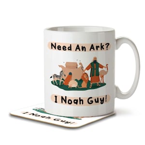 Peut inclure: Une tasse à café en céramique blanche avec une illustration en noir et blanc de l'arche de Noé avec des animaux et le texte "Need An Ark? I Noah Guy!" sur le devant. La tasse est posée sur un dessous-de-verre avec le même texte.