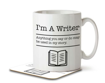 Op de afbeelding: Een witte keramische mok met een zwarte omtrek van een open boek en de tekst "I'm A Writer. Anything you say or do may be used in my story."