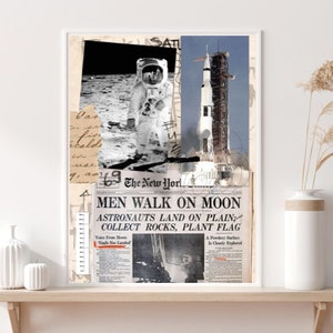 Könnte beinhalten: Gerahmter Kunstdruck mit einer Collage von Weltraumforschungsbildern. Er zeigt ein Schwarz-Weiß-Foto eines Astronauten auf dem Mond, einen Raketenstart und eine Schlagzeile: "MEN WALK ON MOON."