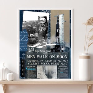 Könnte beinhalten: Eine Schwarzweiß-Collage mit einer Zeitungsüberschrift, die "MEN WALK ON MOON" lautet, mit einem Foto eines Astronauten in einem Raumanzug und einer Rakete, die ins All startet.