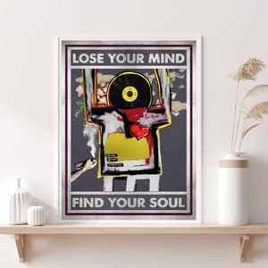 Könnte beinhalten: Ein farbenfrohes Poster mit einem grafischen Design einer Person mit einem Plattenspieler auf dem Kopf. Das Poster trägt den Text "Lose Your Mind Find Your Soul".