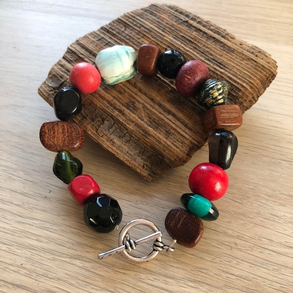 Bracelet unique en perles upcyclées en bois et fantaisie