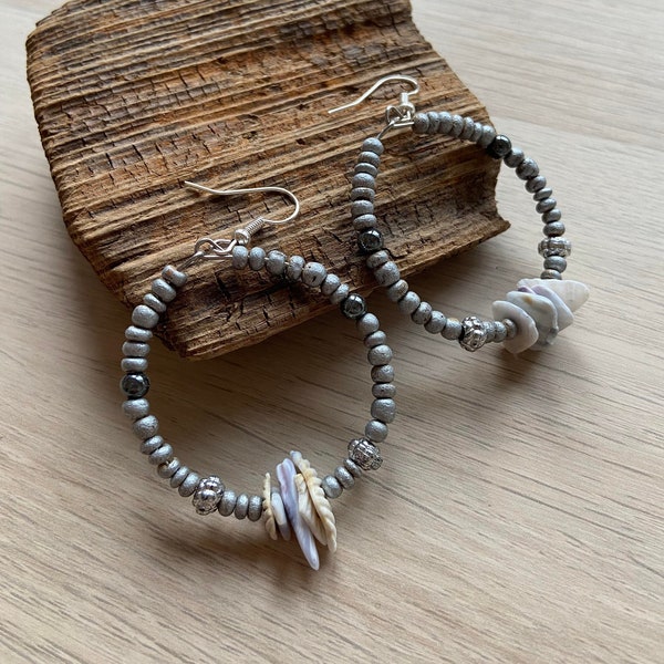 Créoles upcyclées uniques en perles argentées et coquillage