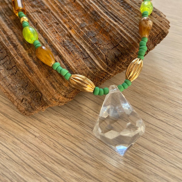 Collier upcyclé et perlé ras-du-cou vert et jaune