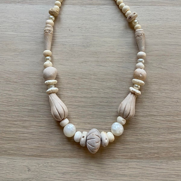 Collier unique upcyclé blanc en perles de terre cuite sculptées