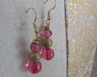 Boucles d'oreilles pendantes upcyclées roses et dorées