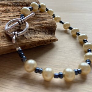 Upcycled bracelet in pearly and gray beads image 6