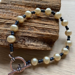 Bracelet upcyclé en perles nacrées et grises image 2