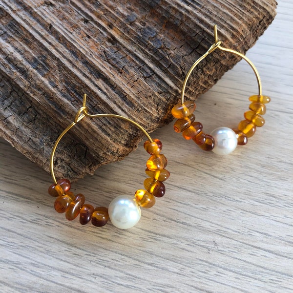 Upcycled and eco-responsible hoop earrings in amber beads
