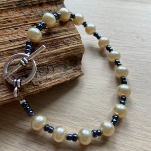 Bracelet upcyclé en perles nacrées et grises image 5