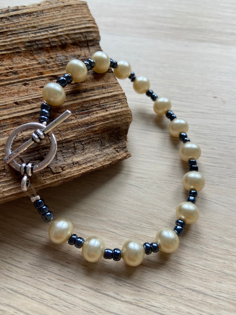 Bracelet upcyclé en perles nacrées et grises image 5
