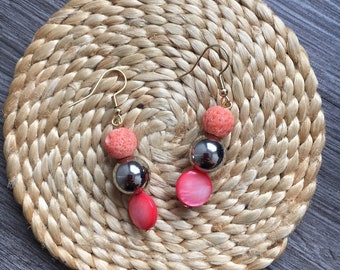 Boucles d'oreilles pendantes en corail et nacre