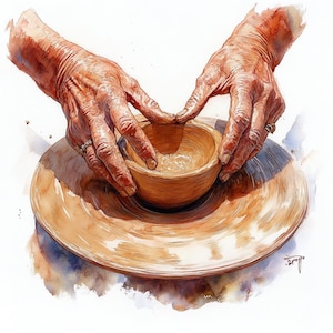 Puede incluir: Un par de manos dando forma a un cuenco de arcilla en un torno de alfarero. El cuenco es marrón y tiene una superficie lisa y redondeada. Las manos están arrugadas y muestran signos de edad.