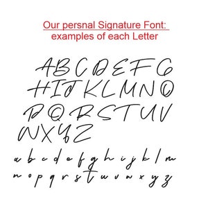 Puede incluir: Una imagen en blanco y negro que muestra el alfabeto en una fuente de firma manuscrita. Las letras se muestran en may&uacute;sculas y min&uacute;sculas.