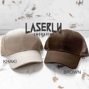 Puede incluir: Dos gorras de camionero, una de color caqui y otra marr&oacute;n, con una parte trasera de malla. Las gorras tienen el texto "LASERLY - ENGRAVING -" en la parte delantera.