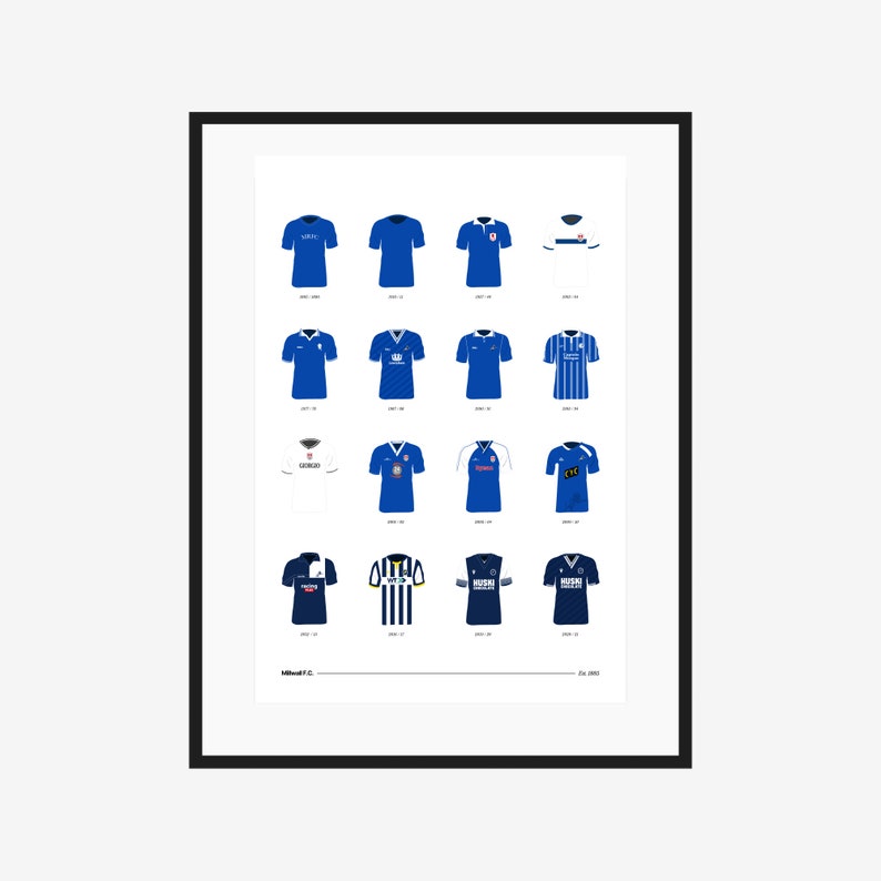 Pu&ograve; includere: Una stampa incorniciata con una collezione di maglie da calcio in vari design e colori. Le maglie sono principalmente blu, con bianco e altri colori di accento. La stampa include il nome della squadra e gli anni in cui le maglie sono state indossate.