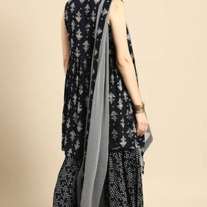 Women Blue Sleeveless Kurta set with Dupatta main image 1