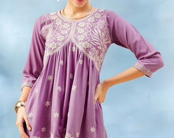 Tunika Tops für Frauen - Lavendel Floral besticktes Empire Top - Kurze Kurta Kurtis für Frauen - Sommer Tops Tees T-Shirt Plus Size Boho Tops