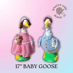 Könnte beinhalten: Zwei Baby-Gänse-Figuren aus Keramik, jeweils etwa 43 cm hoch. Eine Gans trägt ein rosa Häkelkleid und hält einen Teddybären. Die andere trägt ein blaues Häkeloutfit und hält eine Flasche. Der Text "17" BABY GOOSE" steht unten.