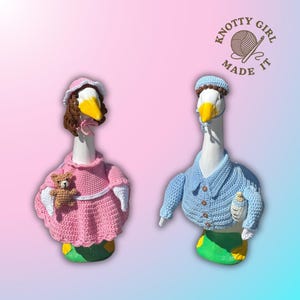 Könnte beinhalten: Zwei Gänsefiguren, eine in einem rosa Kleid und Hut mit einem Teddybär, die andere in einem blauen Pullover und einer Mütze. Beide haben weiße Hälse und gelbe Schnäbel. Der Text "KNOTTY GIRL MADE IT" befindet sich in einem Kreis.