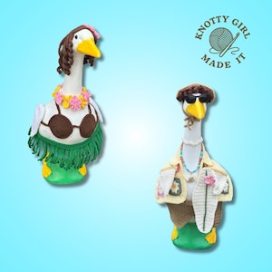 Puede incluir: Dos figuras caprichosas de ganso, una con un atuendo hawaiano con un collar de flores y la otra con gafas de sol y una camisa hawaiana. El texto "Knotty Girl Made It" está en la esquina superior derecha. Los gansos son blancos con picos amarillos y pies verdes.