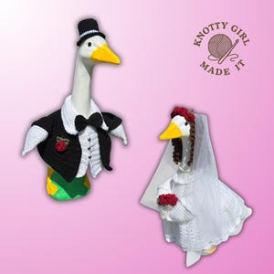Könnte beinhalten: Zwei Gänsefiguren, eine als Bräutigam in einem schwarzen Smoking mit Zylinder und Fliege, die andere als Braut in einem weißen Kleid, Schleier und mit einem Strauß. Der Text "KNOTTY GIRL MADE IT" befindet sich in einem Kreis.