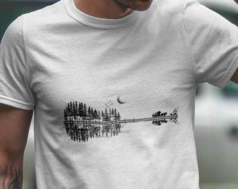 T-shirt guitare dessiné dans la nature avec les arbres sous la lune. Avec roulotte et feu de camp. Cadeau jazz manouche Django Reinhardt.