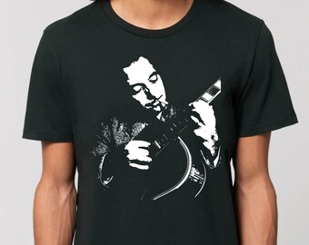 Organic T-shirt of Django Reinhardt, gypsy jazz guitarist. Gift idea jazz musician, offer a unisex T-Shirt in organic ecological cotton.