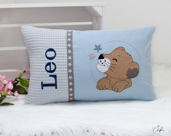 Kissen mit Name, Stickdatei Löwe, Namenskissen Wunschname, Geburtskissen Junge, Kuschelkissen Leo, Geschenk zur Geburt, Taufe, Schulanfang