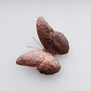 Mariposa de pared de metal color cobre hecha a mano. Mariposa de pared inusual de 29 cm.