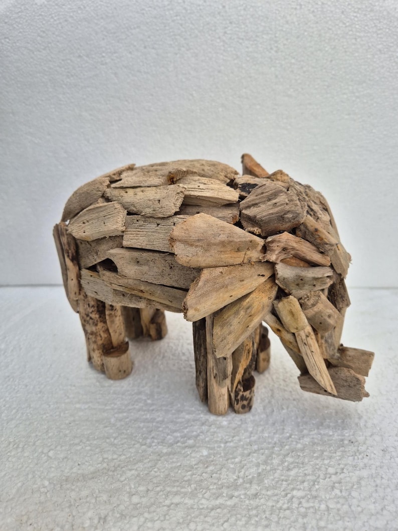 Pu&ograve; includere: Una scultura di elefante in legno di deriva fatta a mano. L'elefante &egrave; costruito con piccoli pezzi di legno, mostrando un'estetica naturale e rustica. Ha quattro zampe, una proboscide e orecchie. Un oggetto decorativo unico.