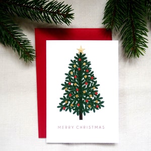Traditionele kaart met kerstboom, vrolijk kerstfeest, gezellig kerstdecor, sprankelende ornamenten, feestelijk cadeau voor familie