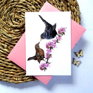 Karta z pozdrowieniami dla pary Blackbirds, para dwóch zakochanych ptaków, pomysł na wyjątkowy prezent, karta z kwiatowym akcentem, specjalna pamiątka dla żony