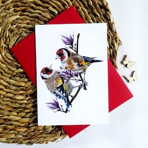 Biglietto di auguri con coppia di cardellini innamorati, elegante coppia di uccelli, ornamento floreale primaverile, messaggio personalizzato all'interno, regalo perfetto per la persona amata