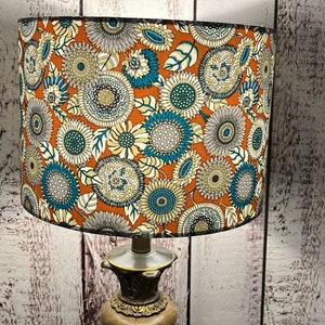 Tela Rose & Hubble, estilo retro floral de los años 70. Pantalla de tambor en verde azulado y terracota.