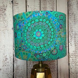 Pantalla de lámpara cilíndrica Millefiore en color verde jade. Tejido de algodón Kaffe Fassett. 30 cm o 20 cm de diámetro x 21 cm de altura con forro blanco.