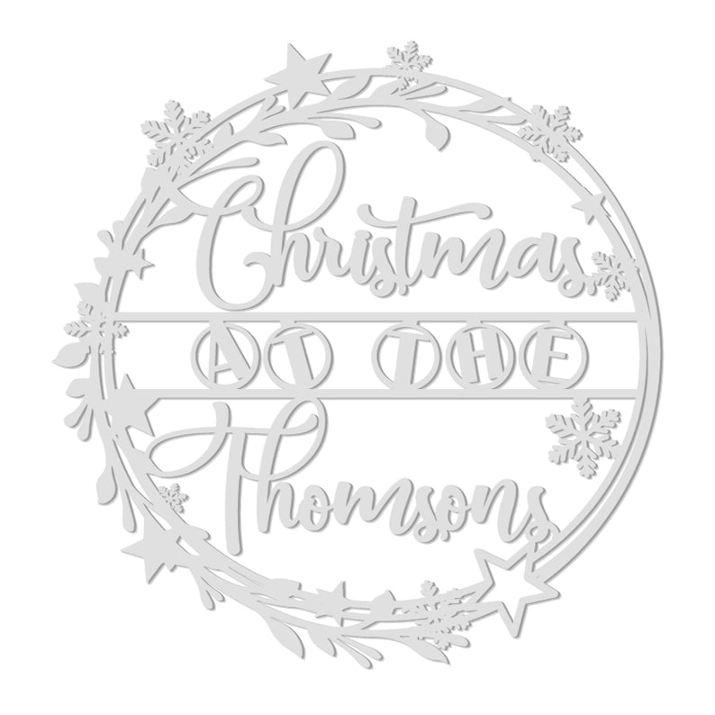 Peut inclure: Une pancarte de No&euml;l en bois blanc avec un design de couronne. La pancarte dit "No&euml;l chez les Thompsons".